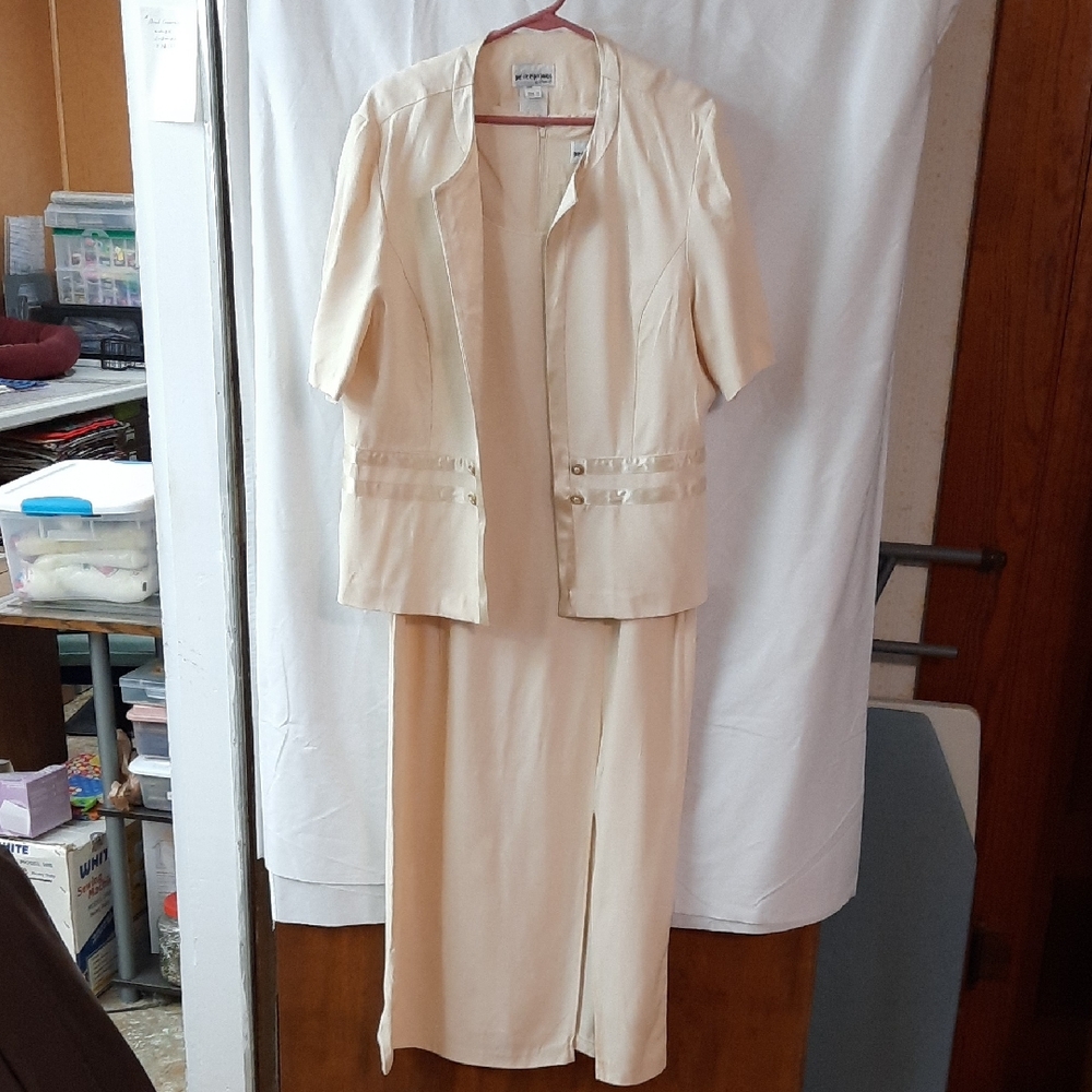 Perceptions Classic Cream Dress Set - Size 16